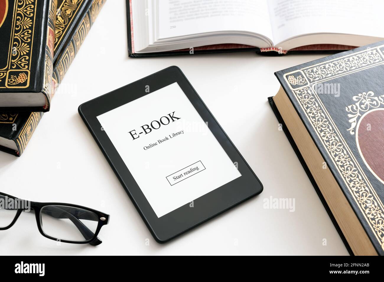 E-Book-Reader mit traditioneller Buchkomposition. Lesen von Büchern mit E-Book-Gerätekonzept Stockfoto