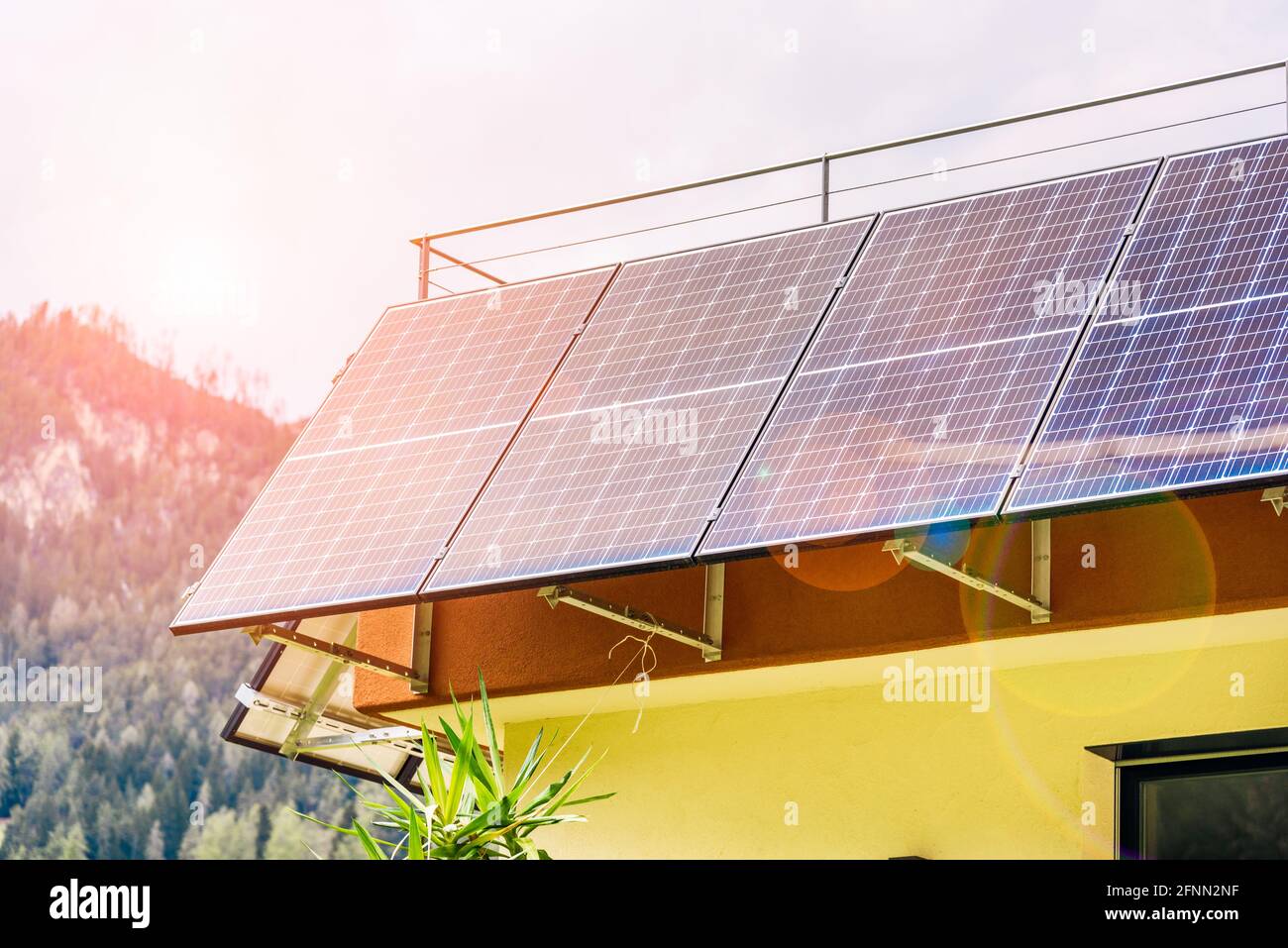 Detail von Solarzellen um eine Dachterrasse eines Hauses in den Bergen. Konzept der erneuerbaren Energien. Streulicht. Stockfoto