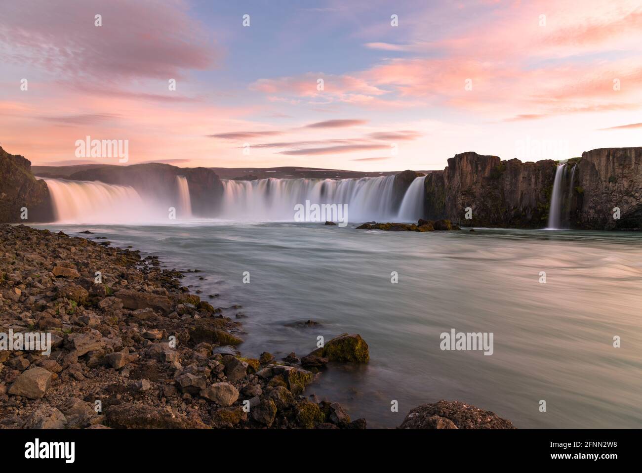 Schöner großer Wasserfall im Mitternachtssonne im Sommer Stockfoto