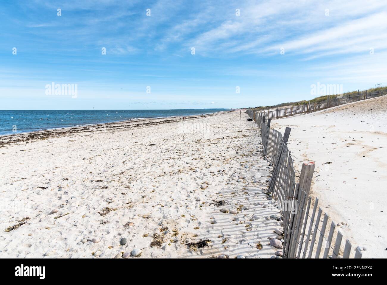 Menschenleerer Sandstrand mit Dünen und blauem Meer Ein sonniger Herbsttag Stockfoto
