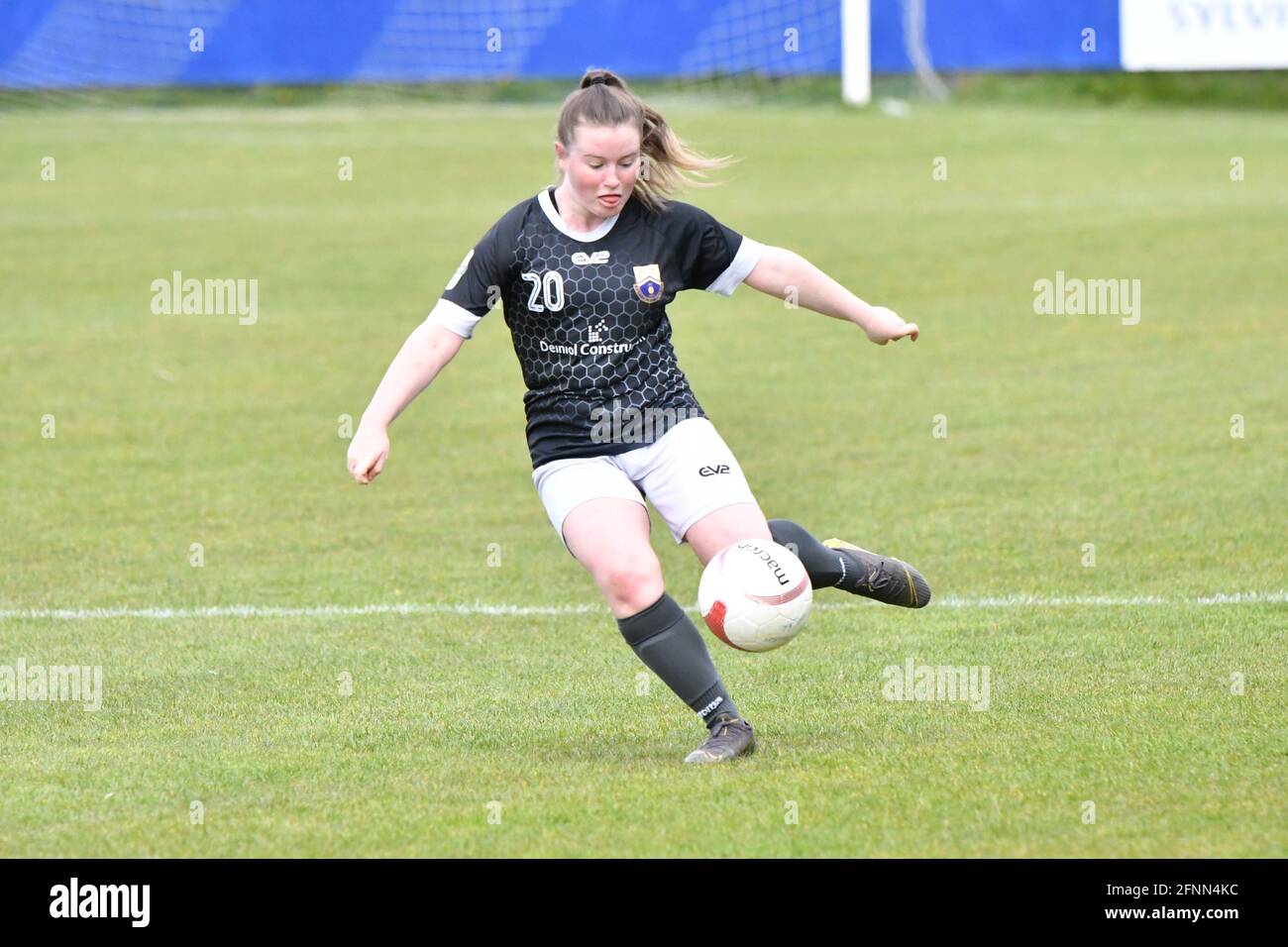 Port Talbot, Wales. 11. April 2021. Maisie Miller von Port Talbot Town Ladies in Aktion während des Orchard Welsh Premier Women's League-Spiels zwischen Port Talbot Town Ladies und Swansea City Ladies am 11. April 2021 im Victoria Road Stadium in Port Talbot, Wales, Großbritannien. Quelle: Duncan Thomas/Majestic Media. Stockfoto