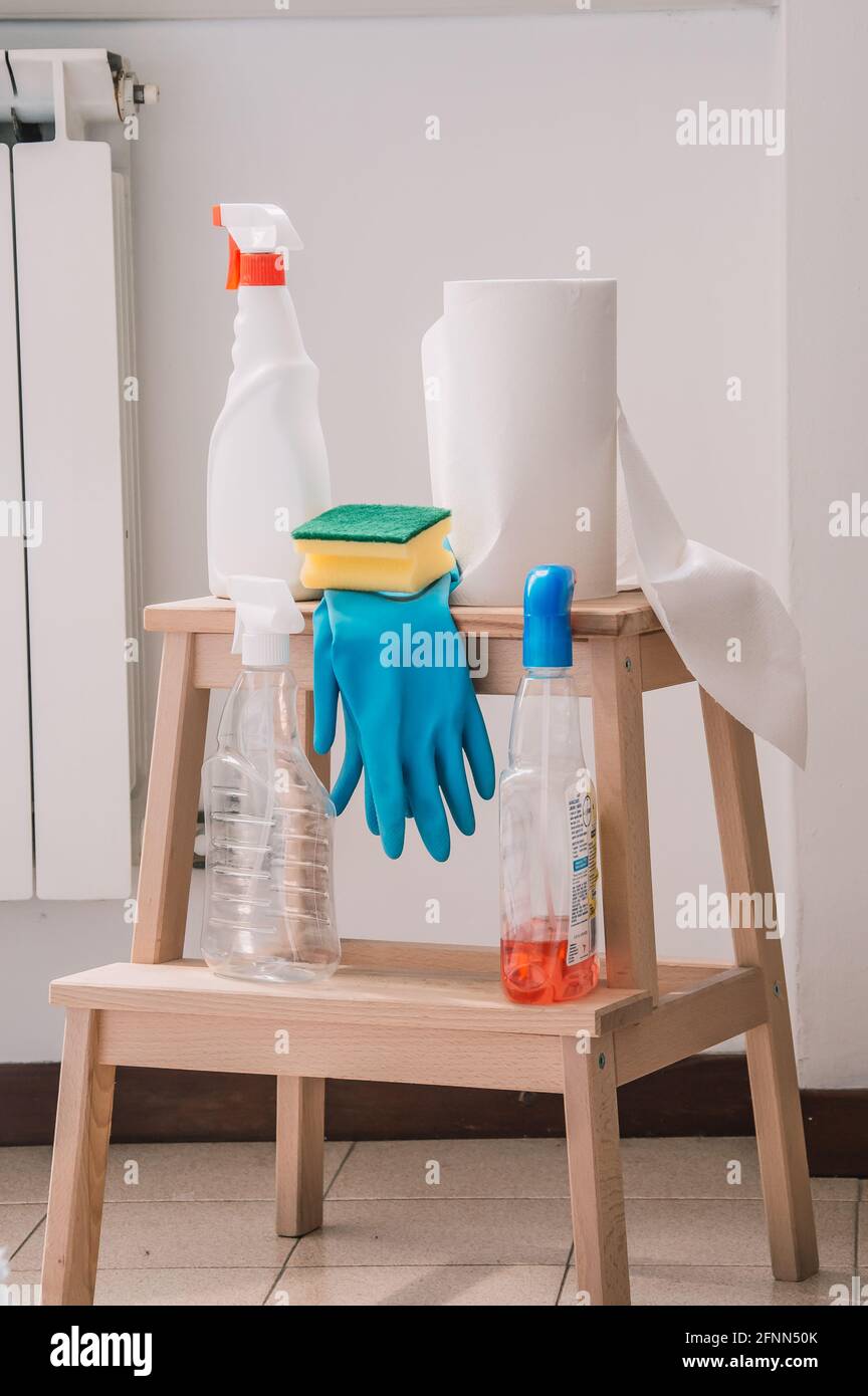 Reinigungsset für Fenster, verschiedene Oberflächen in Küche, Bad und anderen Räumen. Regelmäßige Frühjahrspbereinigung Stockfoto