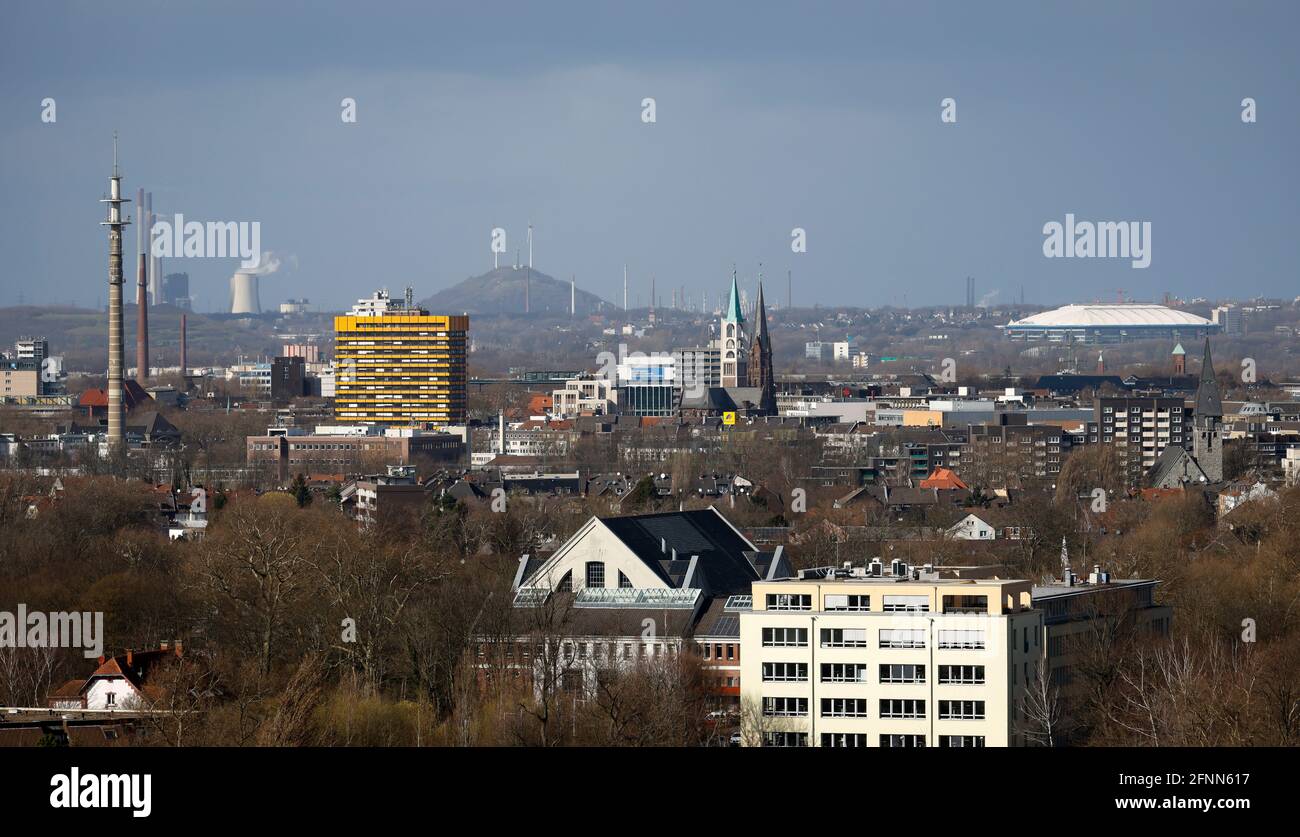 Gelsenkirchen, Nordrhein-Westfalen, Deutschland - Stadtübersicht Gelsenkirchen mit Altstadtkirche, hinten rechts Schalke-Stadion, hinten links Schlackenhaufen Stockfoto