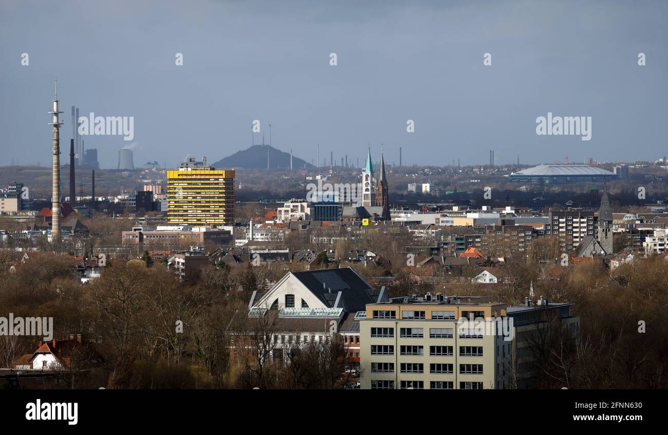 Gelsenkirchen, Nordrhein-Westfalen, Deutschland - Stadtübersicht Gelsenkirchen mit Altstadtkirche, hinten rechts Schalke-Stadion, hinten links Schlackenhaufen Stockfoto