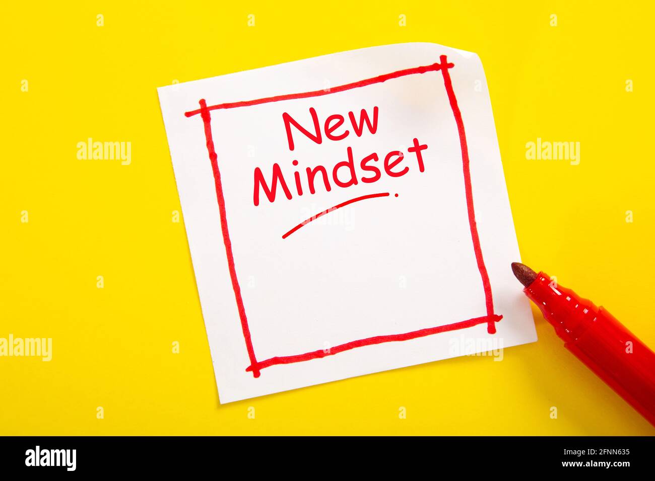Neues Mindset Wortkonzept auf Haftnotiz vor gelbem Hintergrund Stockfoto
