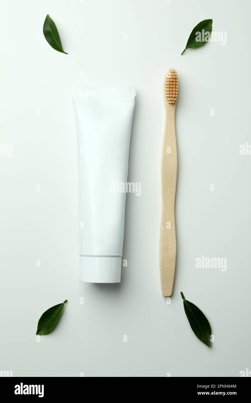 Umweltfreundliche Zahnbürste, Tube Zahnpasta und Blätter auf weißem  Hintergrund Stockfotografie - Alamy