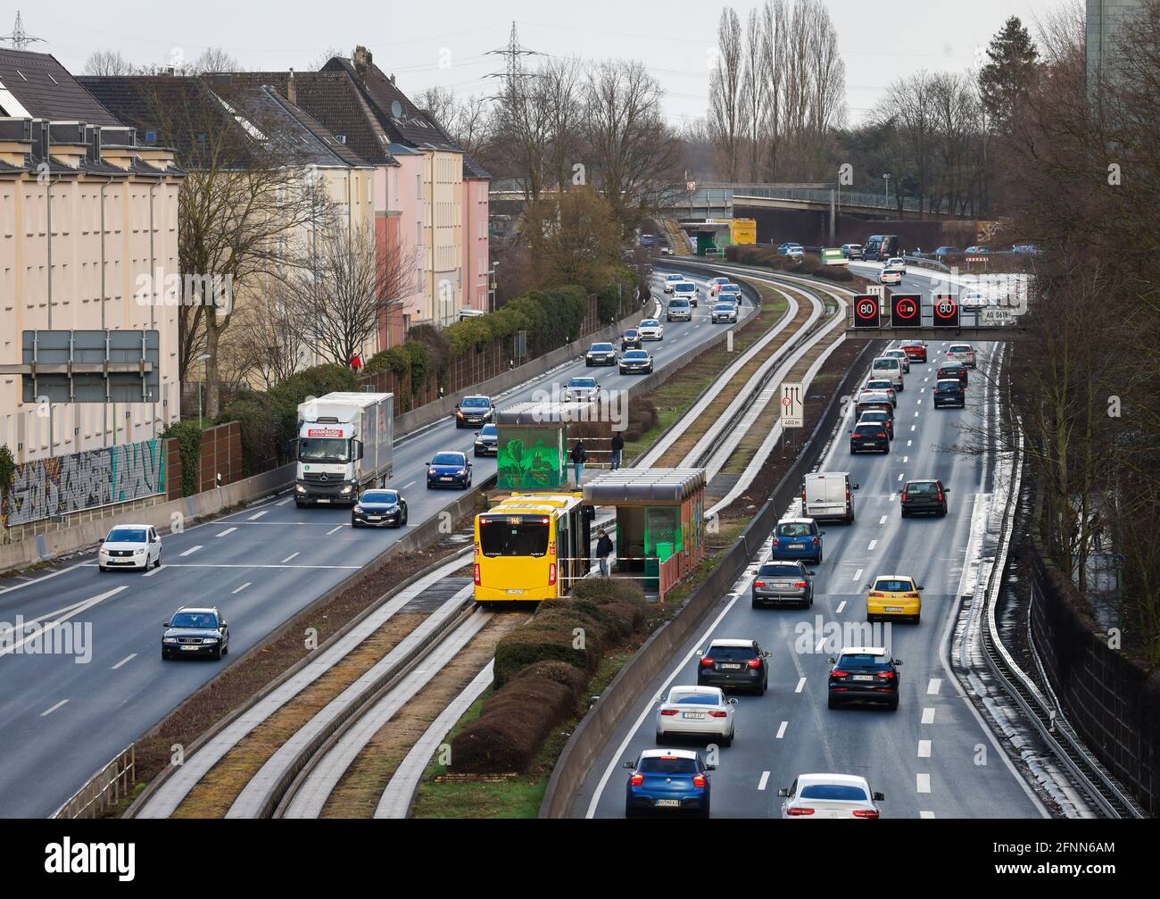 Essen, Nordrhein-Westfalen, Deutschland - Autos und ein öffentlicher Bus fahren durch die Innenstadt von Essen auf der Autobahn A40. Stockfoto
