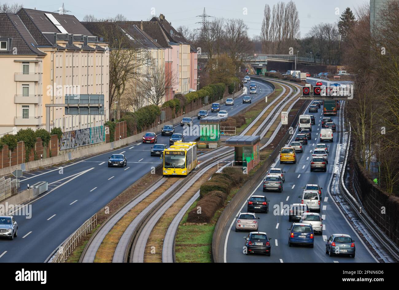 Essen, Nordrhein-Westfalen, Deutschland - Autos und ein öffentlicher Bus fahren durch die Innenstadt von Essen auf der Autobahn A40. Stockfoto