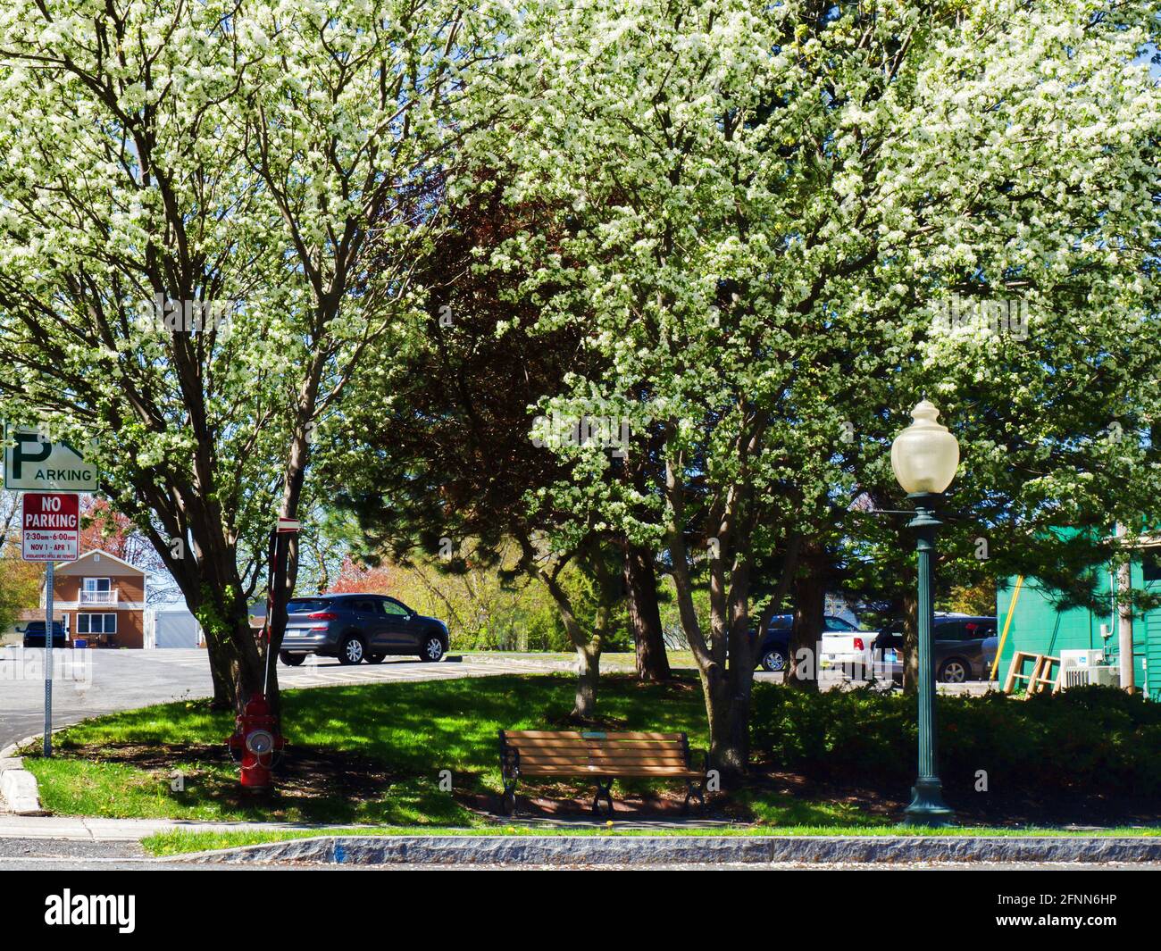 Kleiner Park in Sackets Harbor, New York an einem schönen Frühlingstag Stockfoto