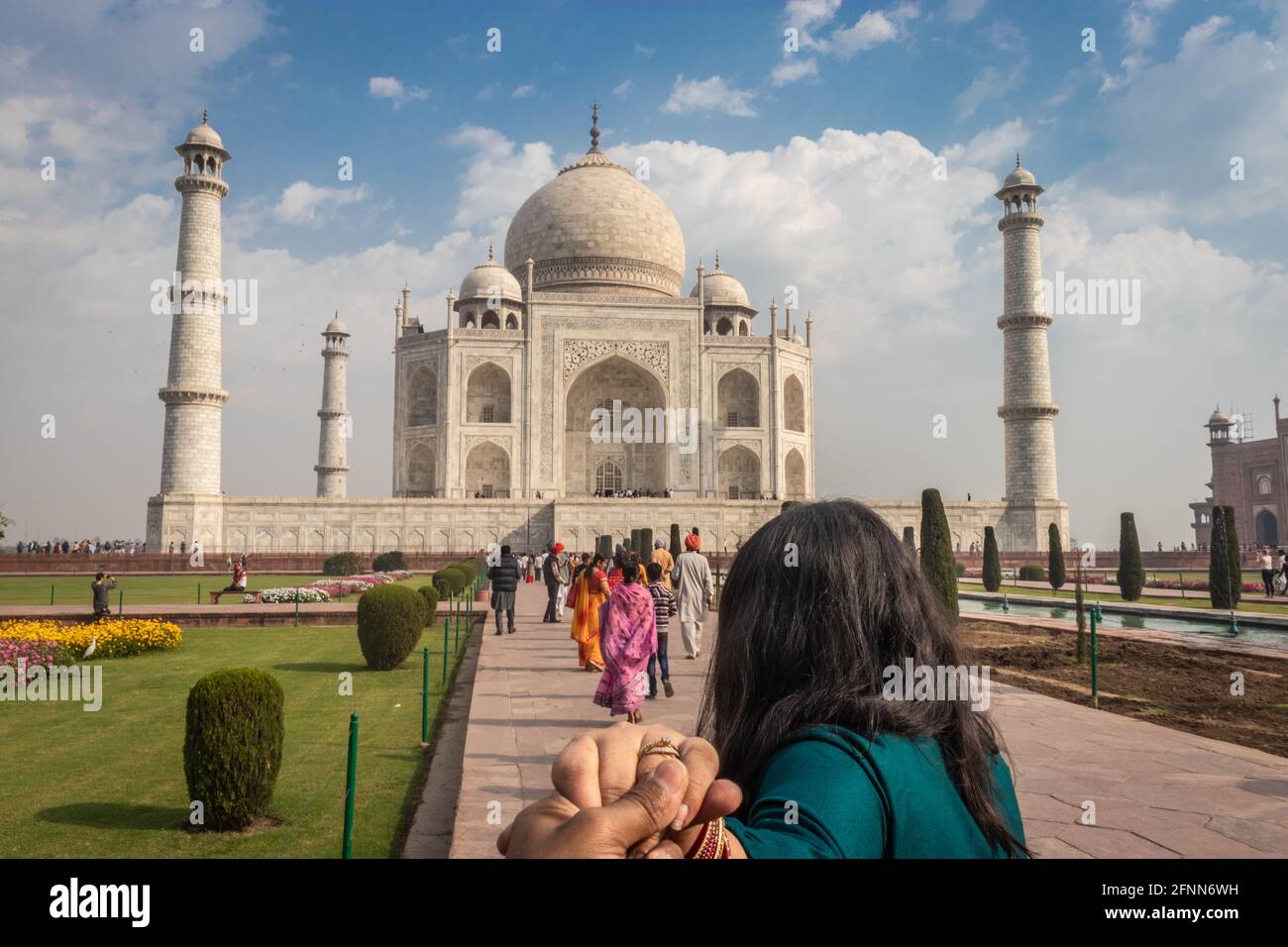 Ehepaar im tajmahal das Symbol des Liebesbildes wird am 02. april 2019 in agra uttar pradesh indien aufgenommen. Es ist eines der sieben Weltwunder Stockfoto