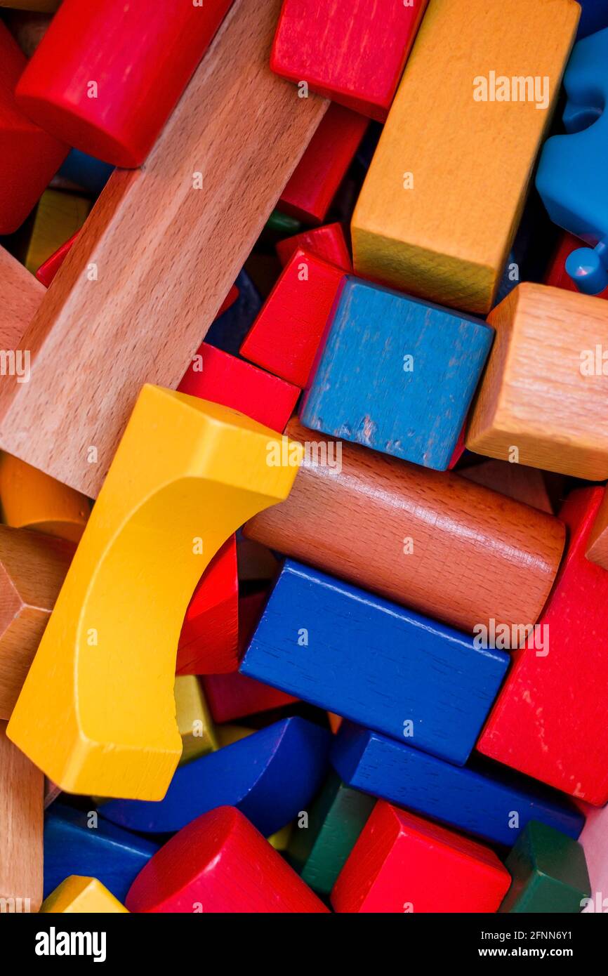 Mehrfarbige Holzdetails von einem Kinderdesigner. Nahaufnahme. Stockfoto