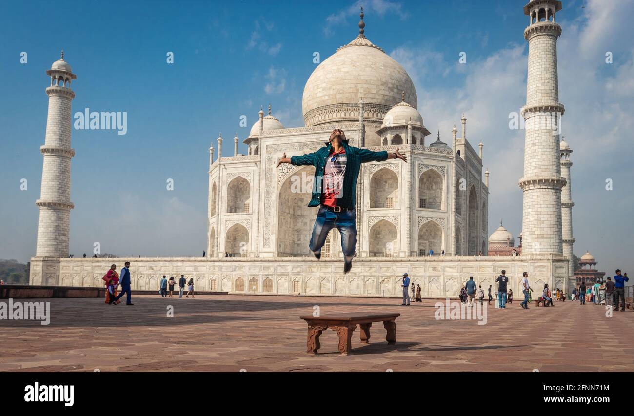 Ehepaar im tajmahal das Symbol des Liebesbildes wird am 02. april 2019 in agra uttar pradesh indien aufgenommen. Es ist eines der sieben Weltwunder Stockfoto