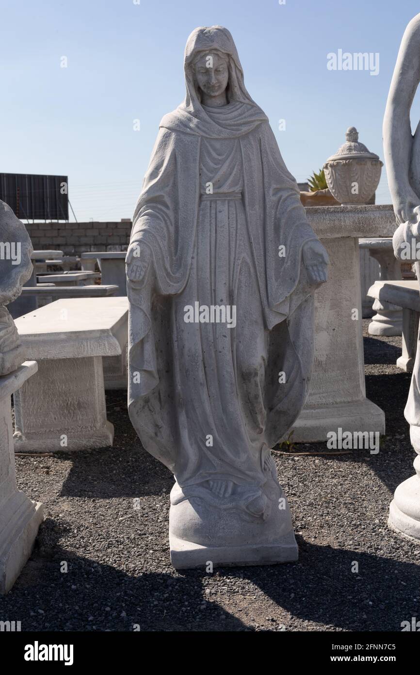 Steinskulptur der Jungfrau maria im Rückgewinnungshof Stockfoto