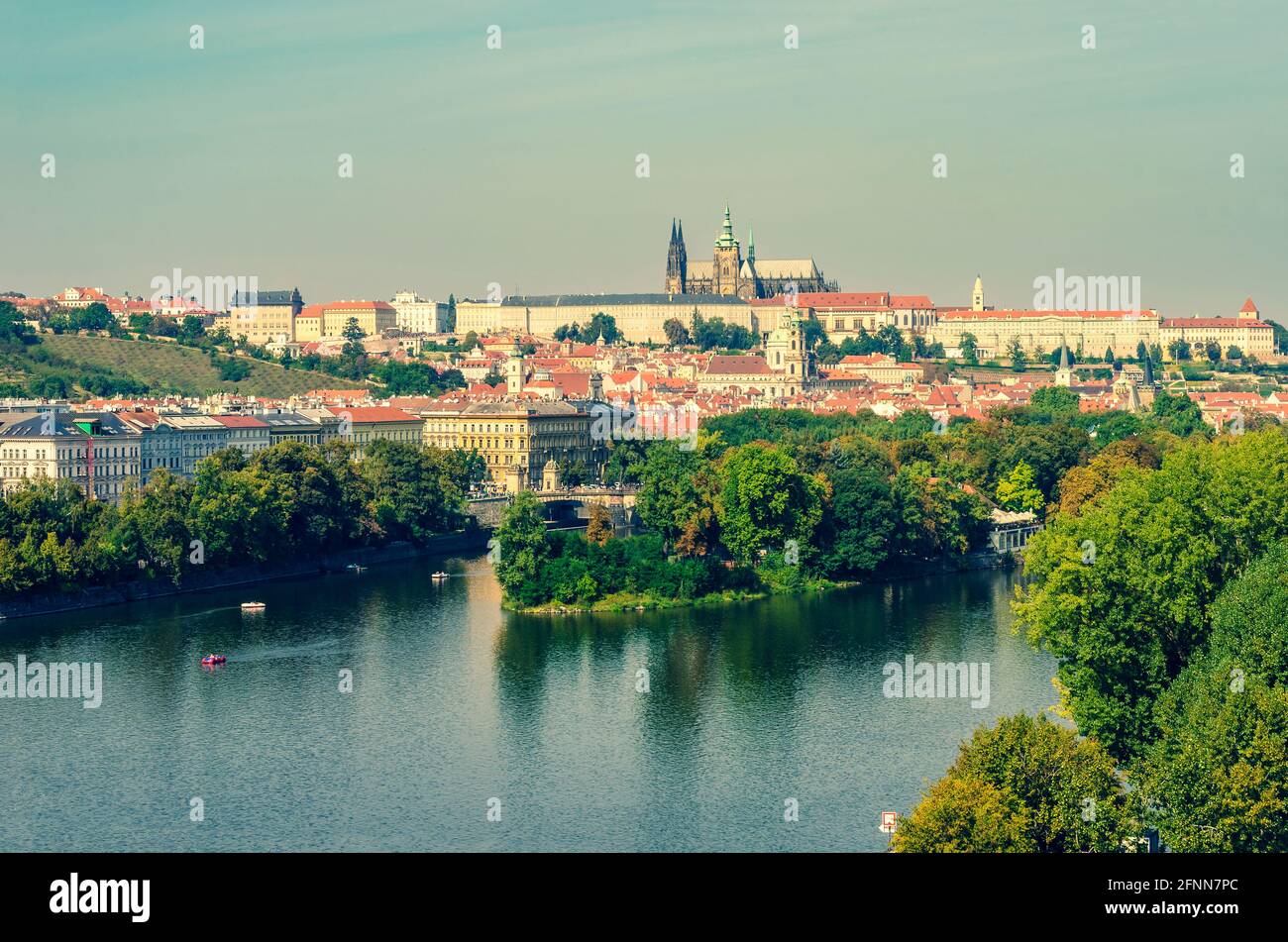 Schöne Aussicht auf die Prager Burg und die Moldau mit Strelecky Island Stockfoto
