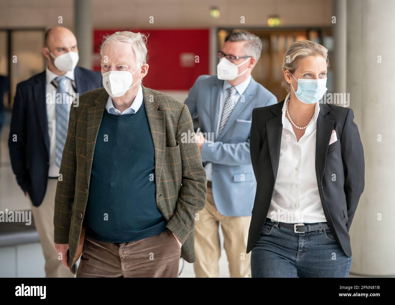 Berlin, Deutschland. Mai 2021. Alice Weidel und Alexander Gauland (l.), Fraktionsvorsitzende der AfD, kommen vor Beginn der AfD-Fraktionssitzung im Bundestag zu einer Presseerklärung. Quelle: Michael Kappeler/dpa/Alamy Live News Stockfoto