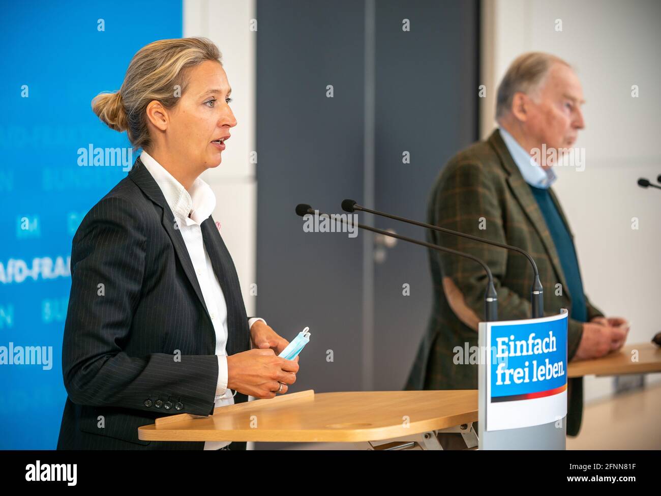 Berlin, Deutschland. Mai 2021. Alice Weidel und Alexander Gauland (), die Fraktionsvorsitzenden der AfD, geben vor Beginn der AfD-Fraktionssitzung im Bundestag eine Presseerklärung ab. Quelle: Michael Kappeler/dpa/Alamy Live News Stockfoto