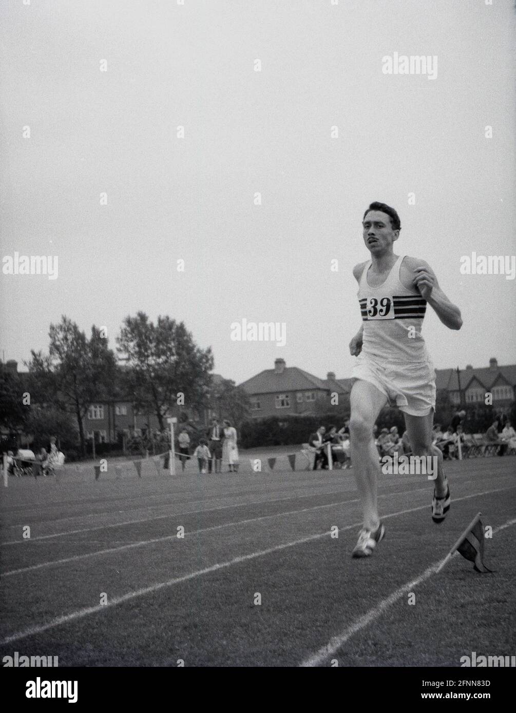1954, historisch, ein männlicher Konkurrent draußen auf einer Grasbahn bei einem Sporttag des öffentlichen Dienstes, England, Großbritannien, ein Amateursportereignis, aber dennoch wettbewerbsfähig. Stockfoto