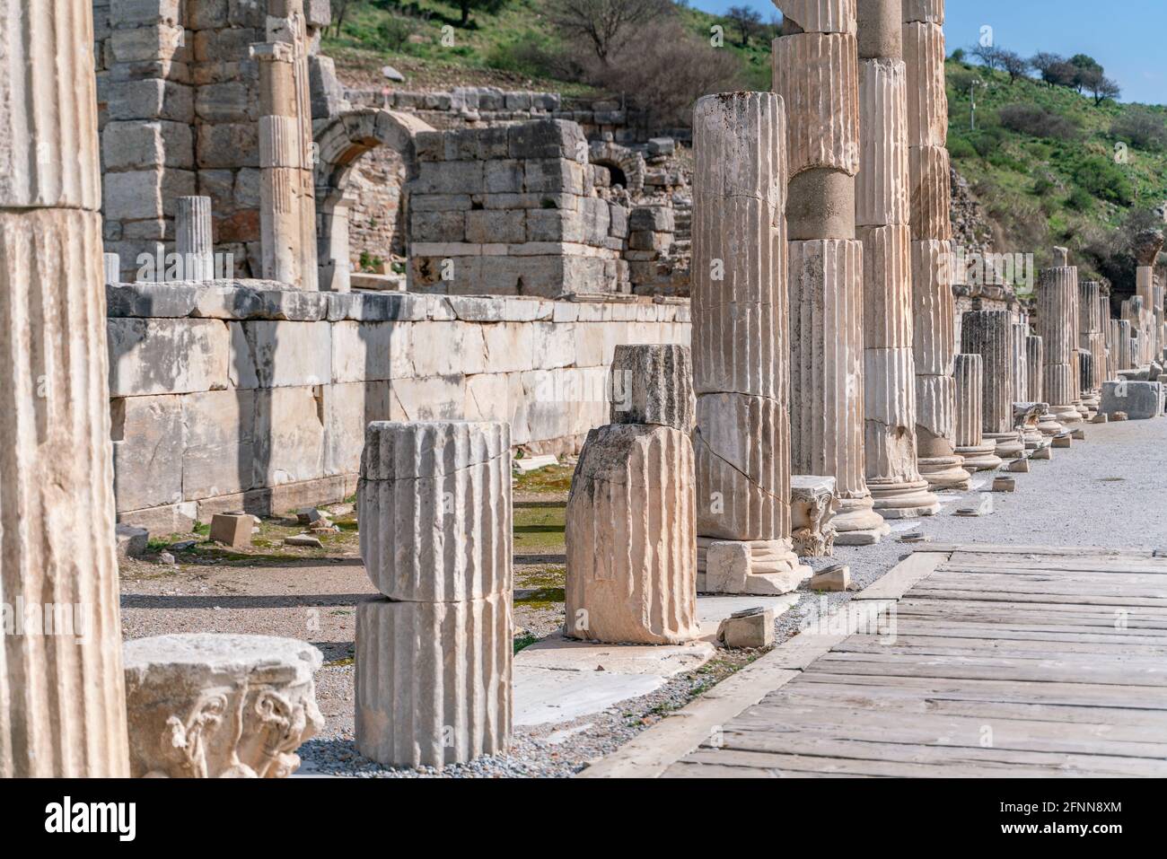 Selcuk, Izmir, Türkei - Memmius-Säulen-Denkmal in Ephesus Ruinen, historische antike römische archäologische Stätten im östlichen Mittelmeer Ionia reg Stockfoto