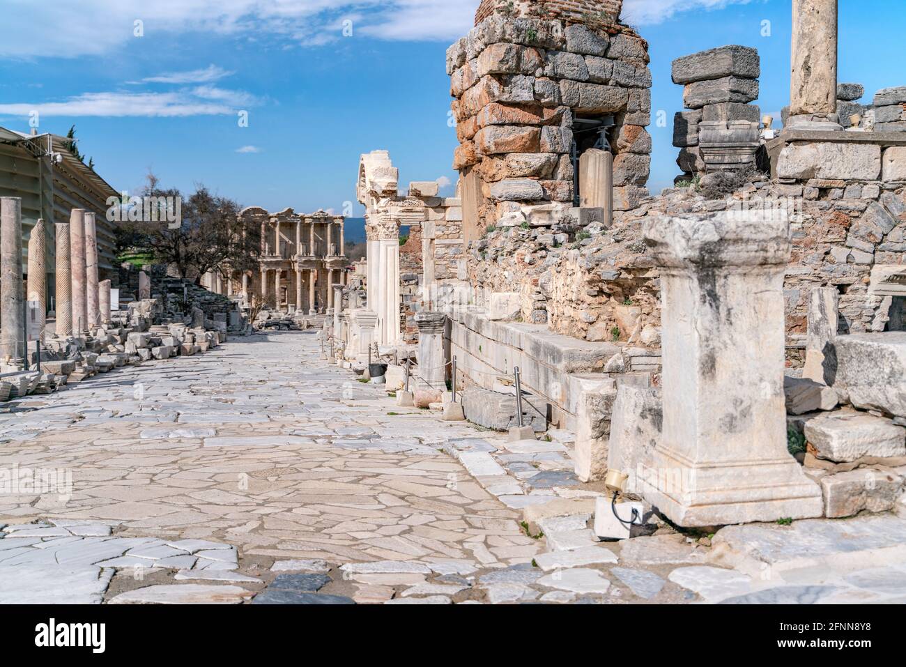 Celsus Bibliothek in Ephesus in Selcuk (Izmir), Türkei. Die Marmorstatue ist Sophia, Göttin der Weisheit, in der Celcus Library in Ephesus, Türkei. Die Ruinen o Stockfoto