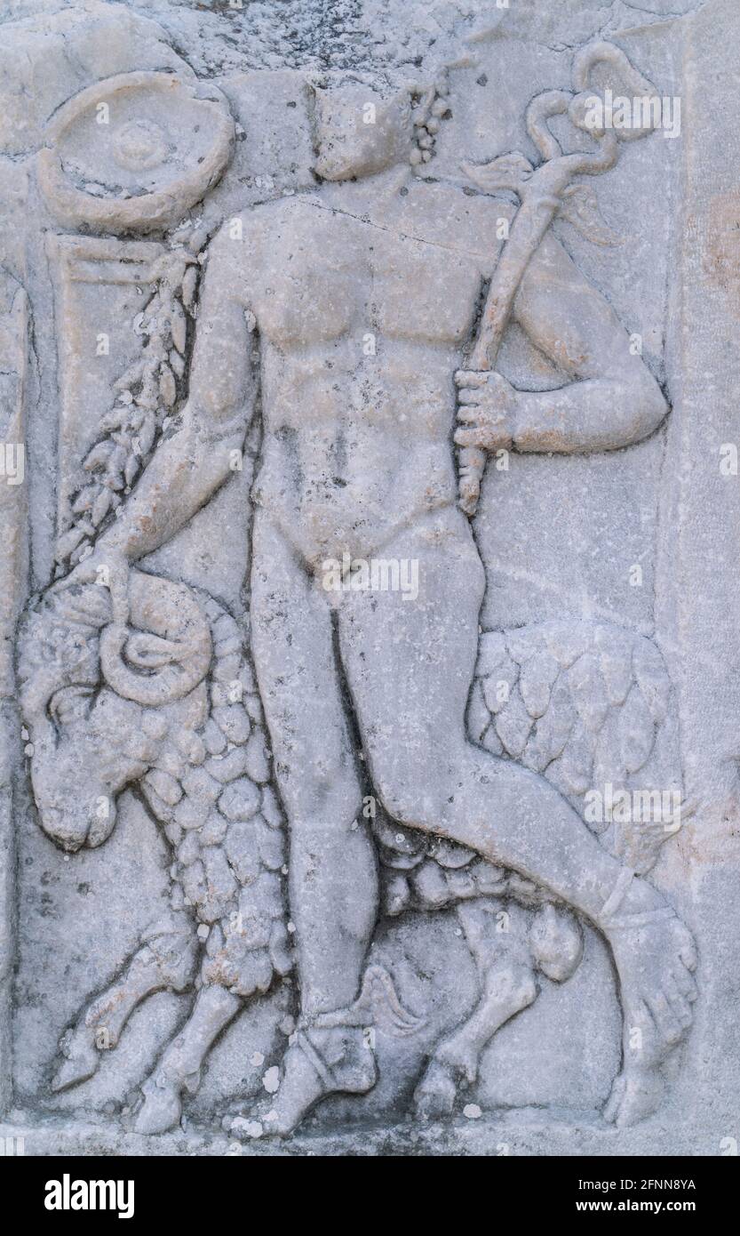 Schnitzwerk des handelsgottes Hermes und Widderbild in Ephesus, Selcuk, Izmir Türkei. Bibliothek von Celsus in der antiken Stadt Ephesus, Türkei. Ephesus ist Stockfoto