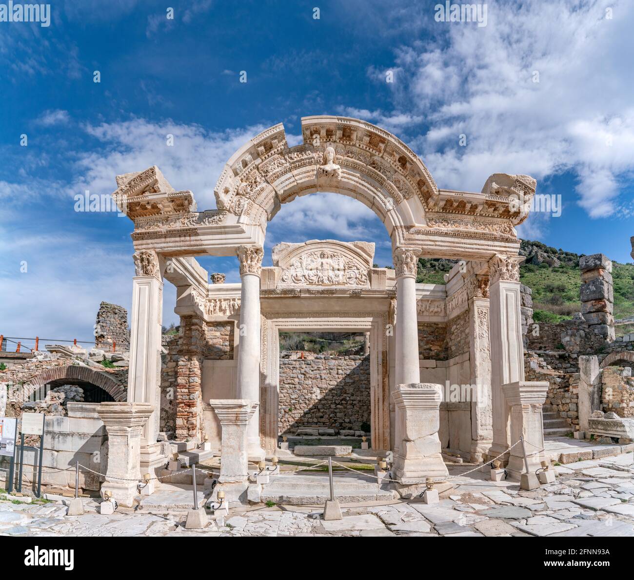 EPHESUS, Türkei: Marble Reliefs in Ephesus historische antike Stadt, in Selcuk, Izmir, Türkei. Abbildung der Medusa mit Ornamenten aus Akanthusblättern, Detail o Stockfoto