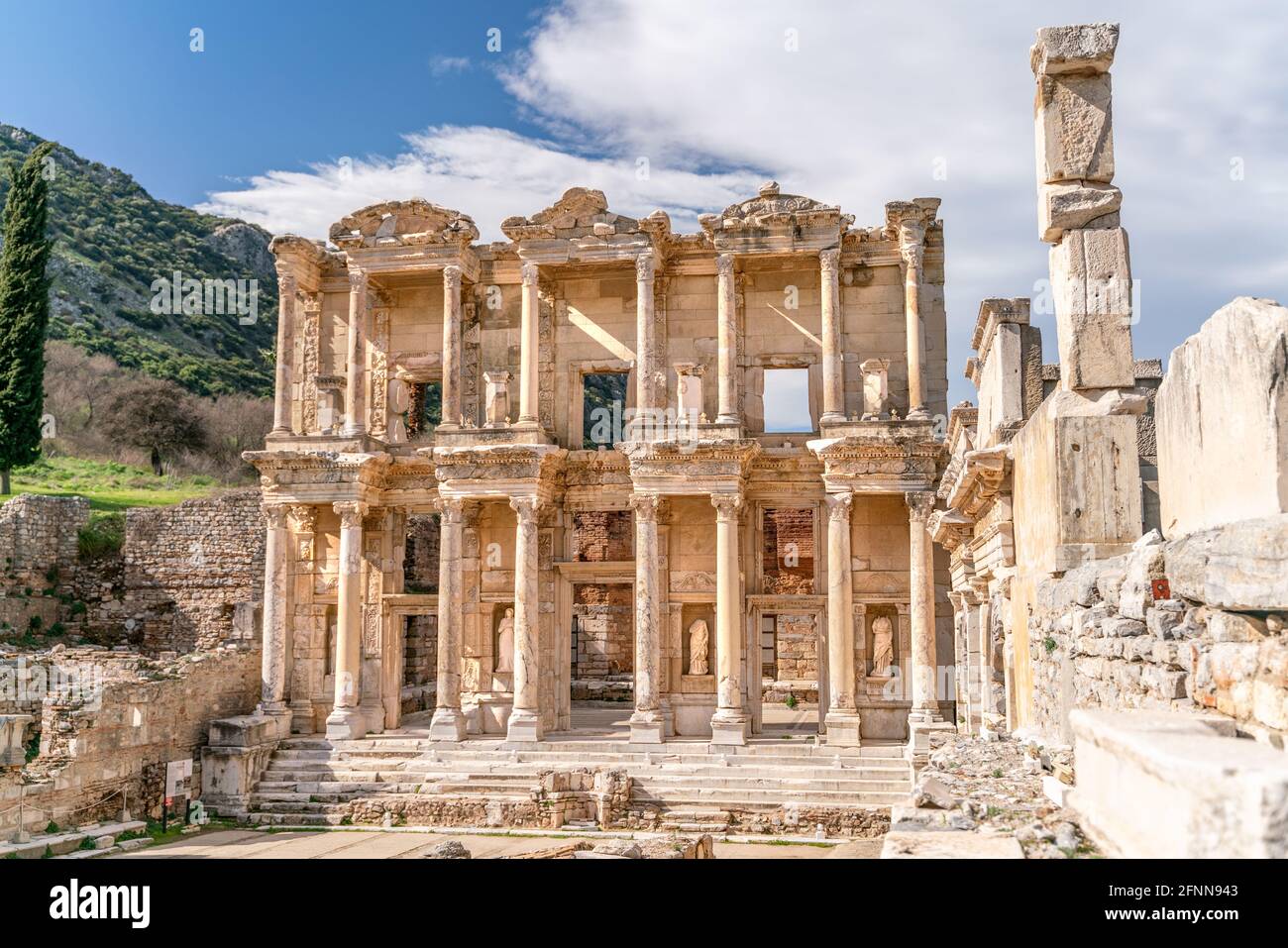 Celsus Bibliothek in Ephesus in Selcuk (Izmir), Türkei. Die Marmorstatue ist Sophia, Göttin der Weisheit, in der Celcus Library in Ephesus, Türkei. Die Ruinen o Stockfoto