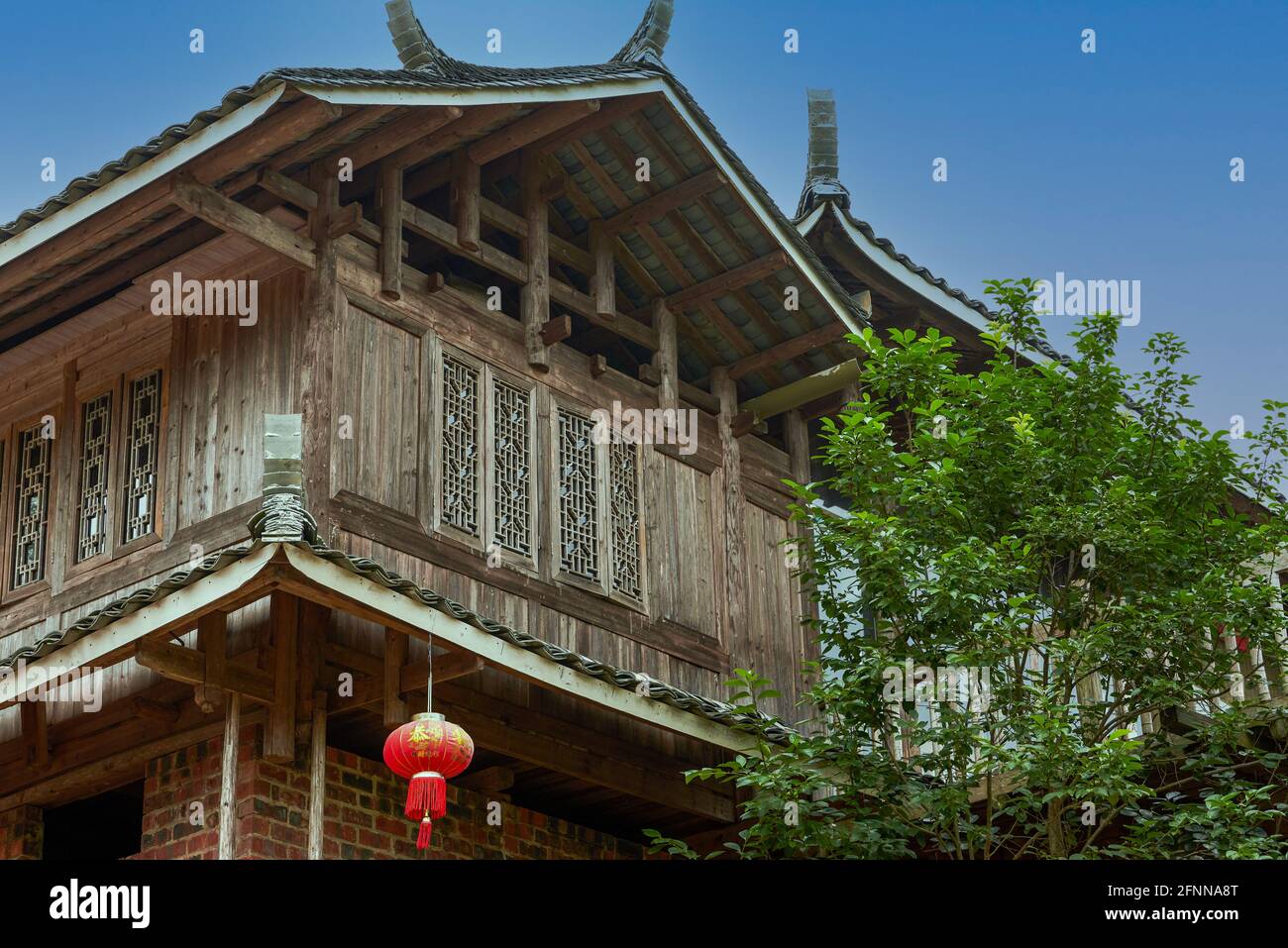 Chinesisches traditionelles Holzgebäude im Innen- und Außenbereich Stockfoto