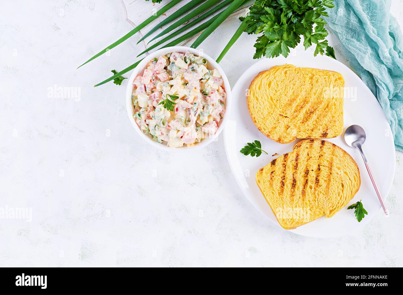 Toast zum Frühstück. Gesundes Sandwich mit Tomaten und Eiersalat mit ...