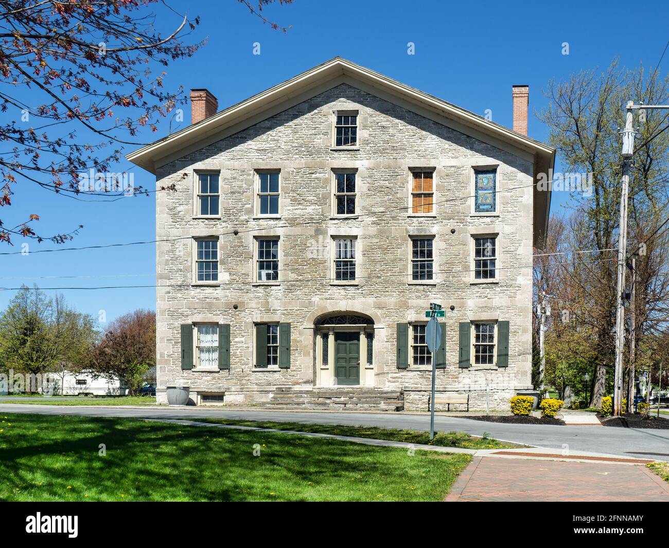 Sackets Harbour, New York, USA. 12.Mai 2021. Blick auf das Seaway Trail Discovery Center im kleinen historischen Dorf Sackets Harbour, New York Stockfoto