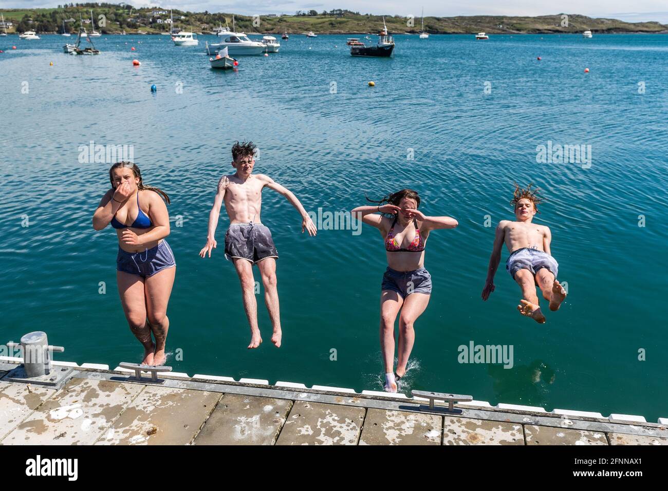 Schull, West Cork, Irland. Mai 2021. Die Sonne schien heute auf Schull, was viele Einheimische und Besucher dazu veranlasste, das schöne Wetter zu nutzen, bevor der Regen in den nächsten Tagen eintrifft. Shona Mackman, Ballydehob, Joe Granaghan, Baltimore, Zara Egerton, Durrus und Tiernan Roe von Ballydehob. Quelle: AG News/Alamy Live News Stockfoto