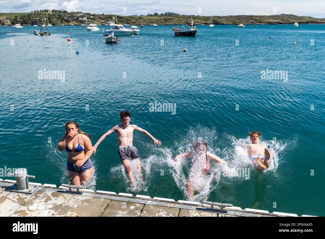 Schull, West Cork, Irland. Mai 2021. Die Sonne schien heute auf Schull, was viele Einheimische und Besucher dazu veranlasste, das schöne Wetter zu nutzen, bevor der Regen in den nächsten Tagen eintrifft. Shona Mackman, Ballydehob, Joe Granaghan, Baltimore, Zara Egerton, Durrus und Tiernan Roe von Ballydehob. Quelle: AG News/Alamy Live News Stockfoto
