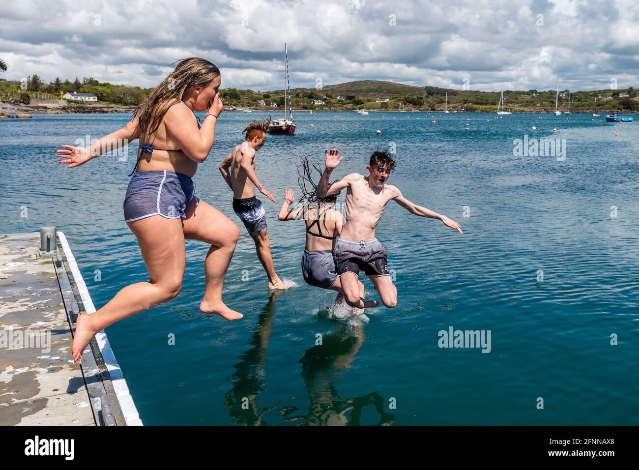 Schull, West Cork, Irland. Mai 2021. Die Sonne schien heute auf Schull, was viele Einheimische und Besucher dazu veranlasste, das schöne Wetter zu nutzen, bevor der Regen in den nächsten Tagen eintrifft. Shona Mackman, Ballydehob, Joe Granaghan, Baltimore, Zara Egerton, Durrus und Tiernan Roe von Ballydehob. Quelle: AG News/Alamy Live News Stockfoto