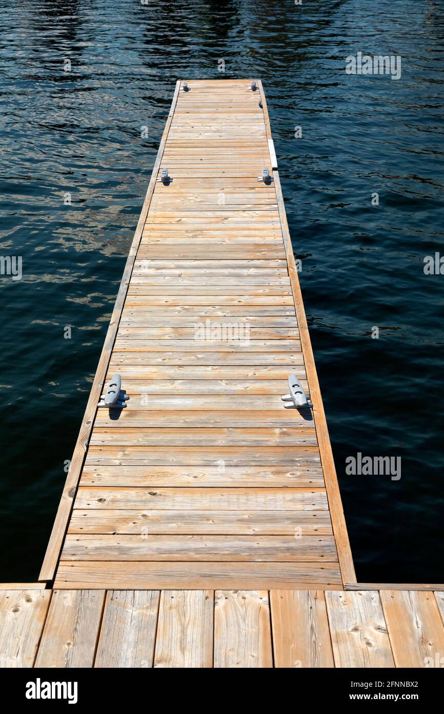 Einsame Bootsanlegestelle führt direkt in den See. Ontario, Kanada Stockfoto