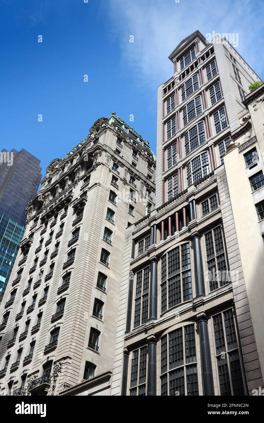 NEW YORK, USA - 2. JULI 2013: Skyline der Fifth Avenue in New York. 5th Avenue ist eine der teuersten Immobiliengebiete der Welt. Stockfoto