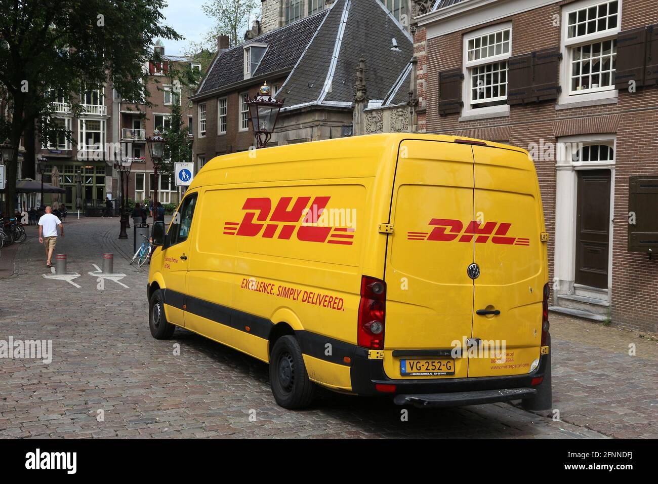 AMSTERDAM, NIEDERLANDE - 10 JULI 2017: DHL Express van Amsterdam, Niederlande. DHL ist Weltmarktführer im Luft- und e-mail. Sie existiert seit dem 1. Stockfoto
