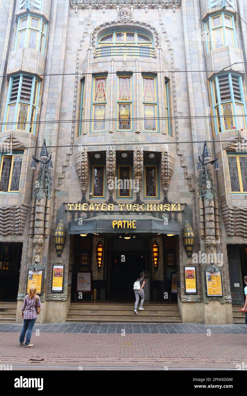 AMSTERDAM, NIEDERLANDE - 10 JULI 2017: Menschen gehen nach Kino Pathe Tuschinski in Amsterdam. Pathe ist eine große französische Unterhaltung Firma Stif Stockfoto