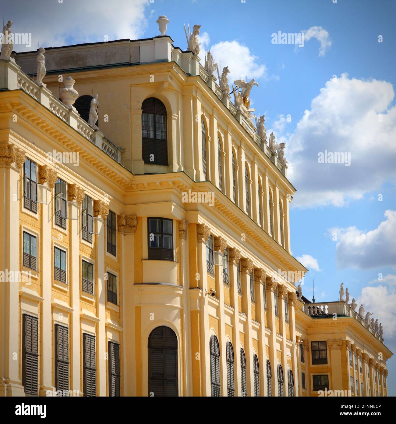 Wien, Österreich - Schloss Schönbrunn, UNESCO-Weltkulturerbe. Quadratische Zusammensetzung. Stockfoto