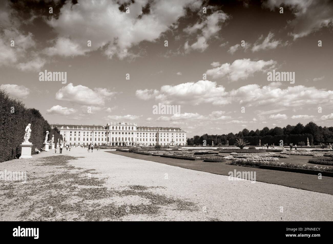 Wien, Österreich - Schloss Schönbrunn, UNESCO-Weltkulturerbe. Sepia-Ton - Retro-Schwarzweiß-Farbgebung. Stockfoto