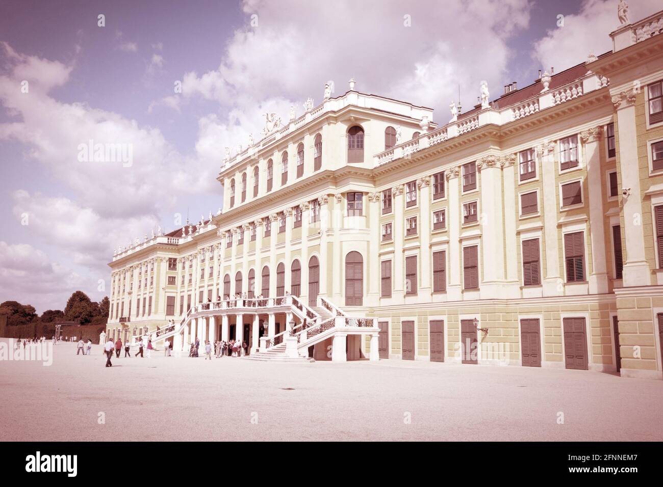 Wien, Österreich - Schloss Schönbrunn, UNESCO-Weltkulturerbe. Retro-Farbstil - Cross-verarbeitete gefilterte Farben Ton. Stockfoto