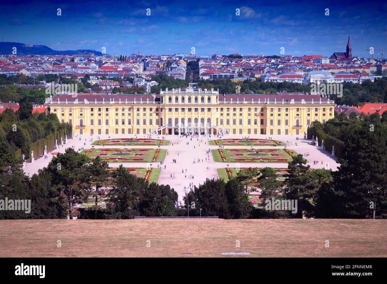Schloss Schönbrunn in Wien, Österreich. UNESCO-Weltkulturerbe. Gefilterte Stilfarben. Stockfoto