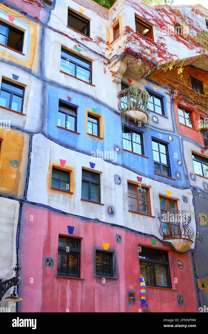 Wien, Österreich - 6. SEPTEMBER 2011: Hundertwasser Haus in Wien. Die ikonischen Gebäude wurde 1985 fertig gestellt und ist eines der schönsten Beispiele der expressio Stockfoto