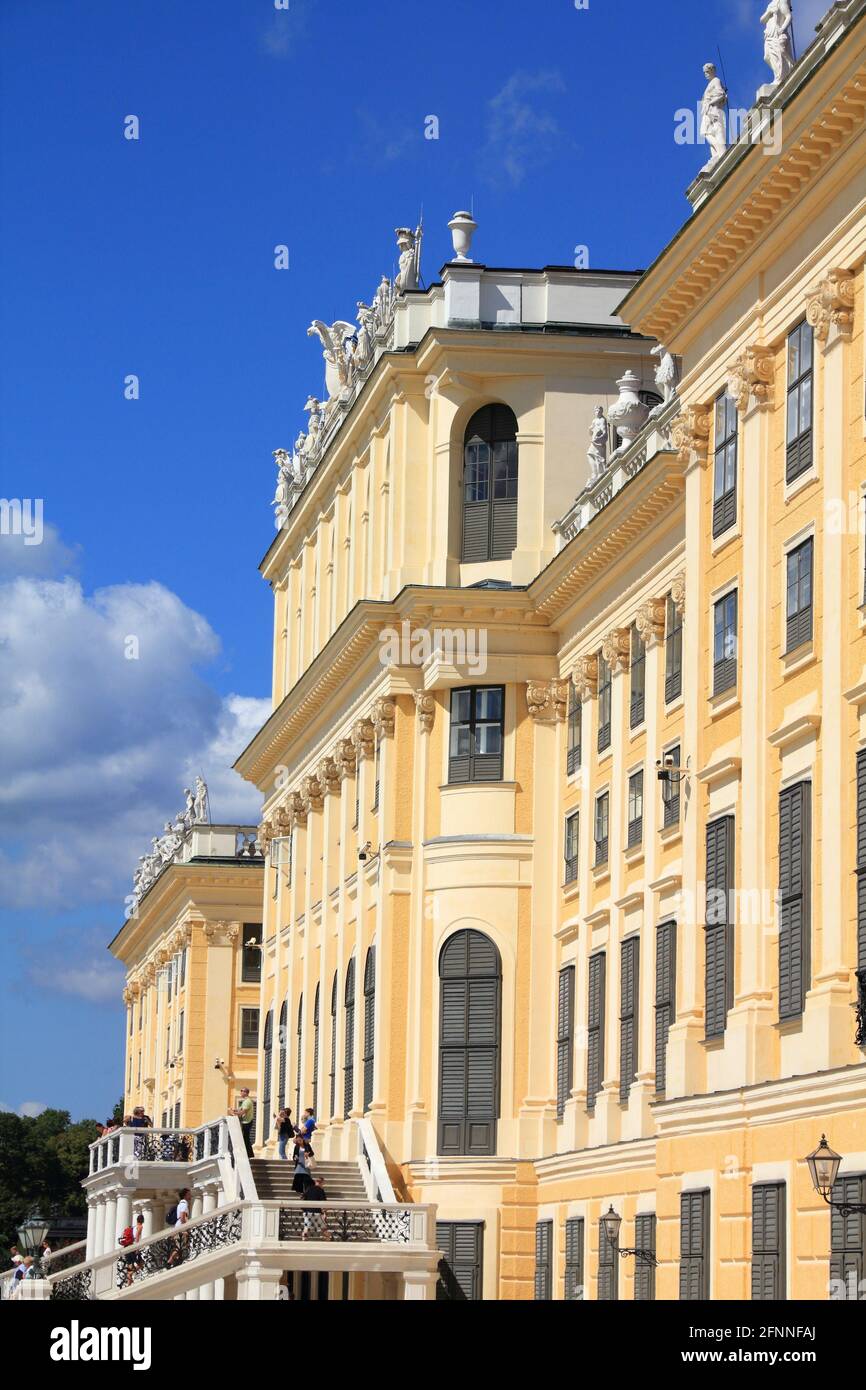 WIEN, ÖSTERREICH - 6. SEPTEMBER 2011: Besucher besuchen Schloss Schönbrunn in Wien. Seit 2008 war Wien die 20. Meistbesuchte Stadt weltweit (von Praktikant Stockfoto
