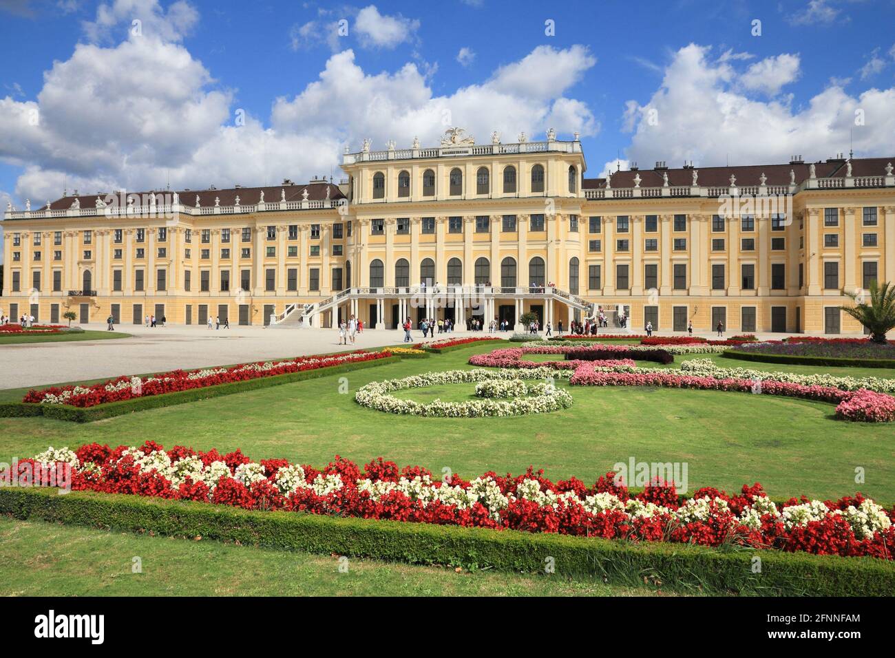 WIEN, ÖSTERREICH - 6. SEPTEMBER 2011: Besucher besuchen den Schönbrunner Garten in Wien. Wien ist die 17. Meistbesuchte Stadt weltweit (6 Millionen Internation Stockfoto