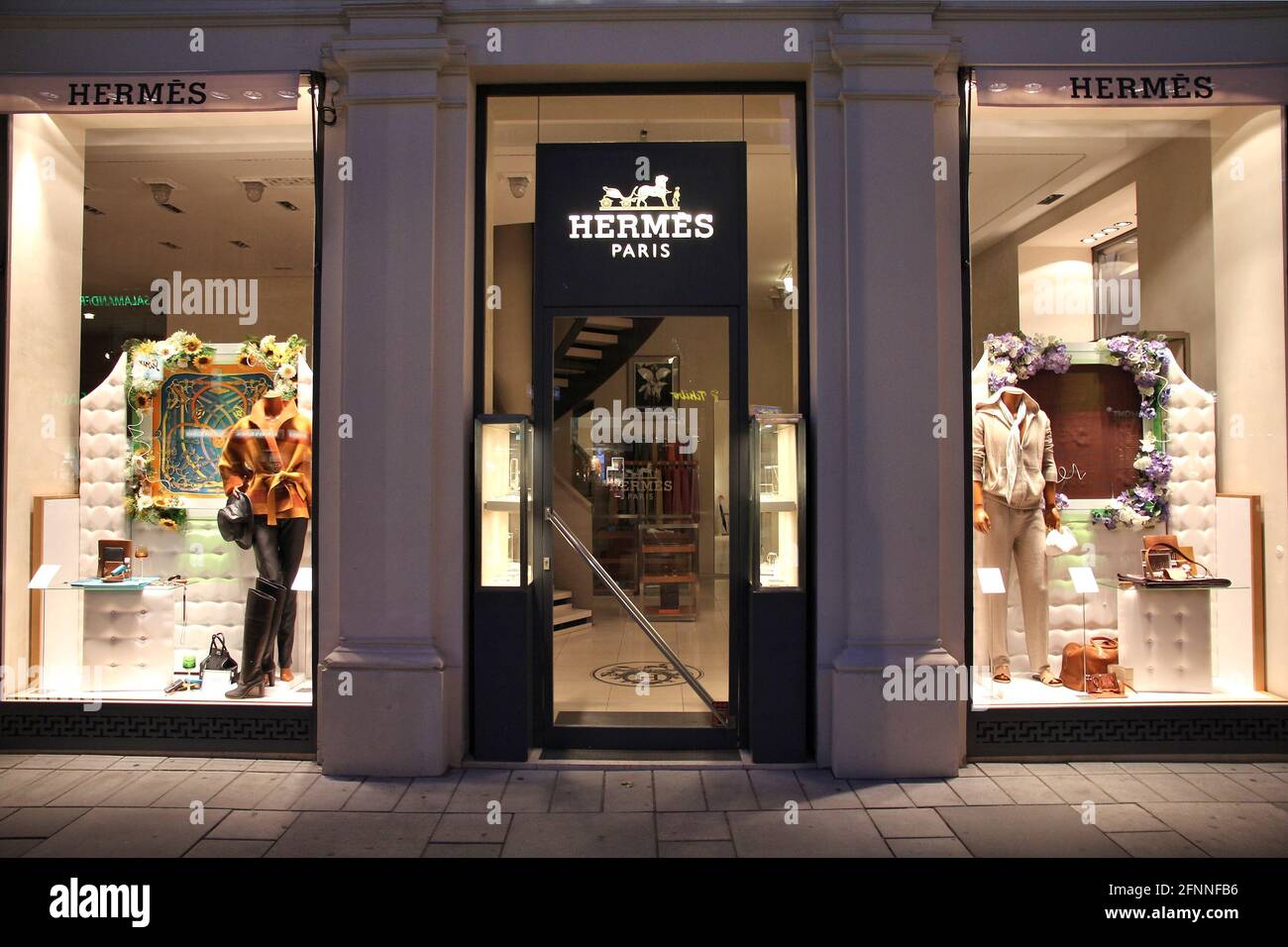 WIEN, ÖSTERREICH - 4. SEPTEMBER 2011: Hermes Store in Wien. Hermes wurde  1837 gegründet und erzielte 2.4 einen Umsatz von 2010 Milliarden Euro  Stockfotografie - Alamy