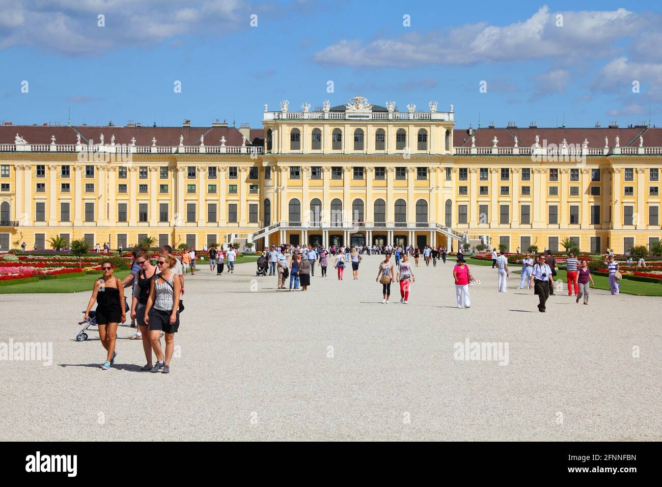 WIEN, ÖSTERREICH - 6. SEPTEMBER 2011: Besucher besuchen Schloss Schönbrunn in Wien. Seit 2008 war Wien die 20. Meistbesuchte Stadt weltweit (von Praktikant Stockfoto