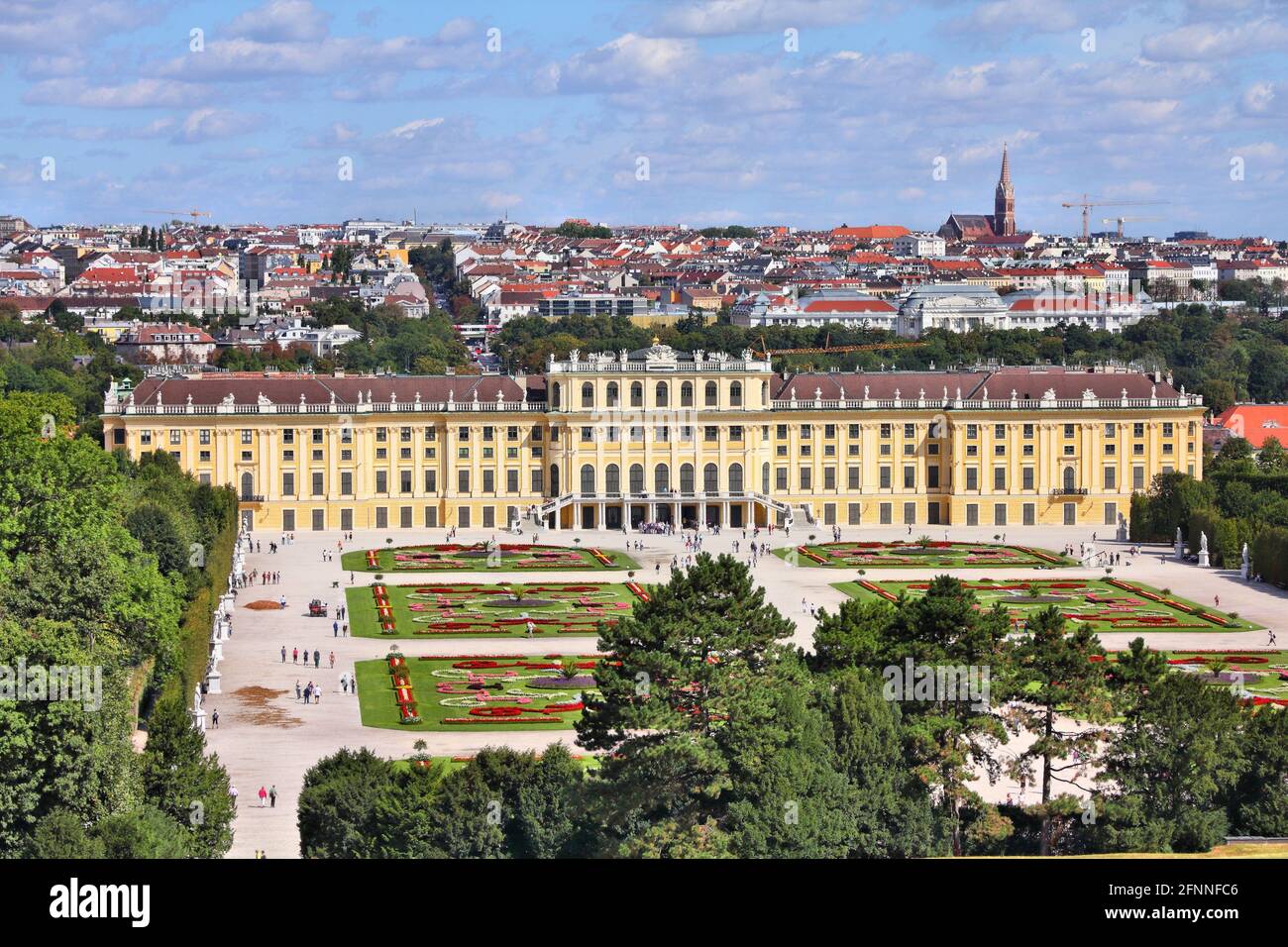 WIEN, ÖSTERREICH - 6. SEPTEMBER 2011: Besucher besuchen den Schönbrunner Garten in Wien. Wien ist die 17. Meistbesuchte Stadt weltweit (6 Millionen Internation Stockfoto