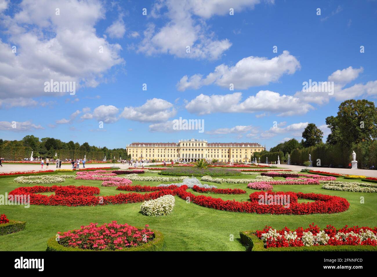 WIEN, ÖSTERREICH - 6. SEPTEMBER 2011: Besucher besuchen den Schönbrunner Garten in Wien. Seit 2008 war Wien die 20. Meistbesuchte Stadt weltweit (von inter Stockfoto