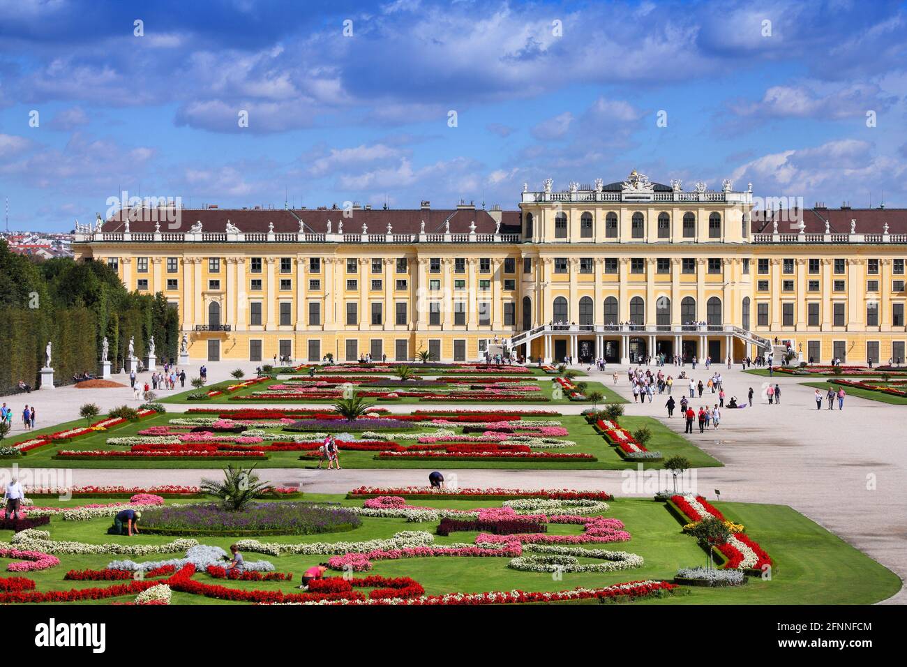 WIEN, ÖSTERREICH - 6. SEPTEMBER 2011: Besucher besuchen den Schönbrunner Garten in Wien. Wien ist die 17. Meistbesuchte Stadt weltweit (6 Millionen Internation Stockfoto