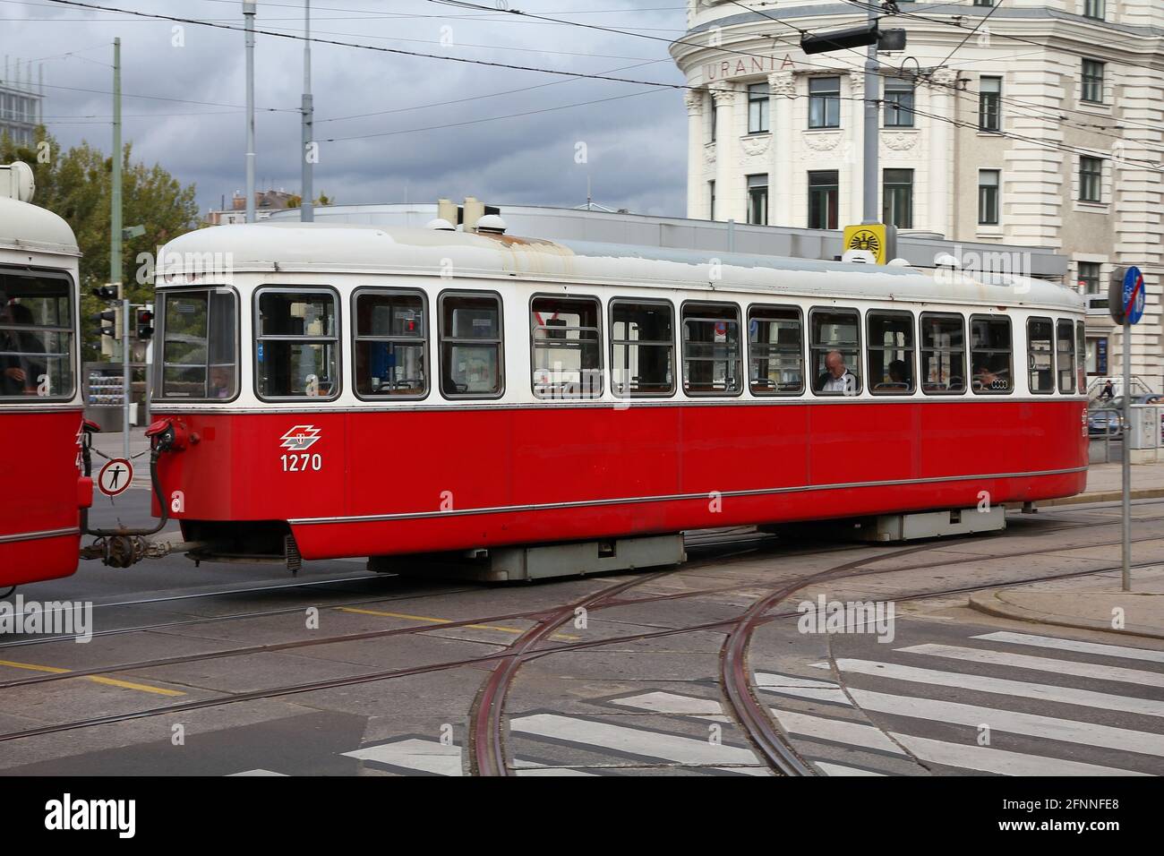 WIEN, ÖSTERREICH - 9. SEPTEMBER 2011: Menschen fahren in Wien mit der Straßenbahn. Mit einer Gesamtlänge von 172 km gehört das Wiener Straßenbahnnetz zu den größten der Welt. Im Jahr 2009 Stockfoto