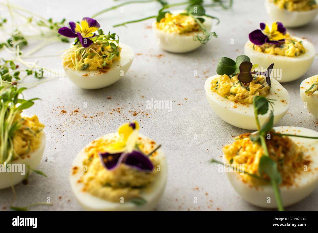 Eier gefüllt mit Soße und gebratene Zwiebeln mit verschiedenen ...